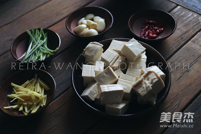 黄鱼烧豆腐的做法步骤:2