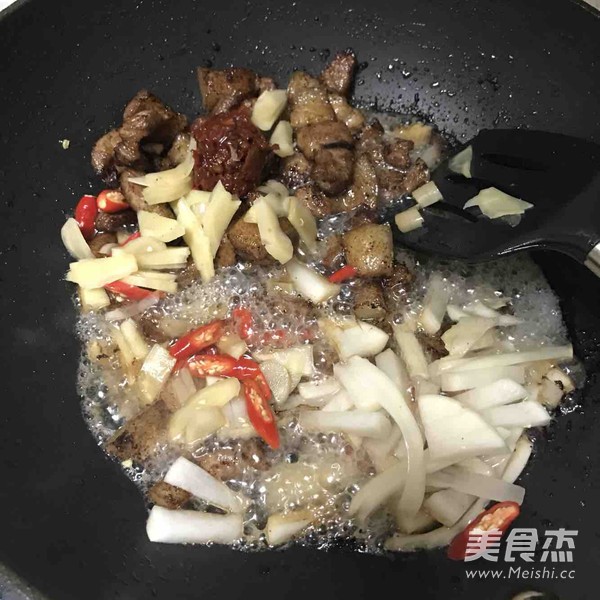 红萝卜烧五花肉的做法步骤：7
