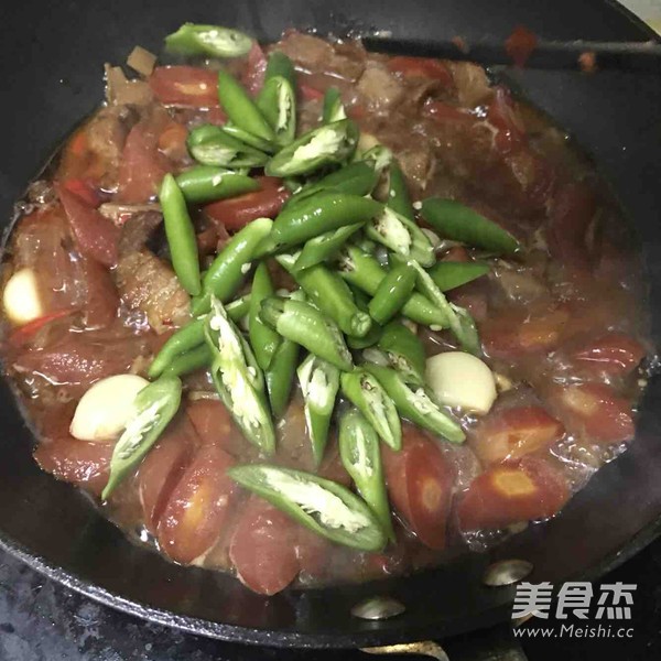 红萝卜烧五花肉的做法步骤：7