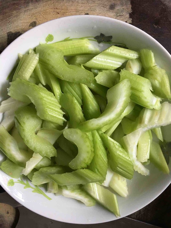 西芹炒虾仁的做法步骤：1
