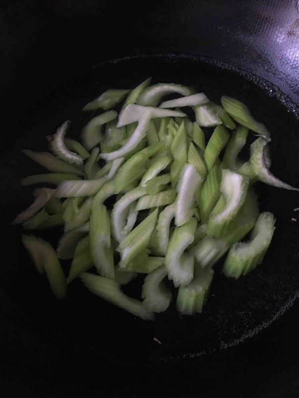 西芹炒虾仁的做法步骤：4