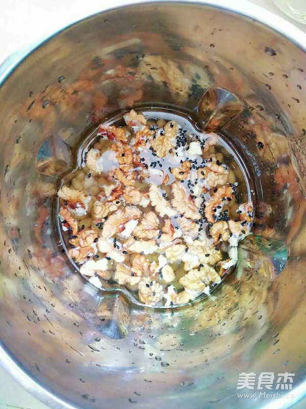 核桃芝麻豆浆的做法步骤:4