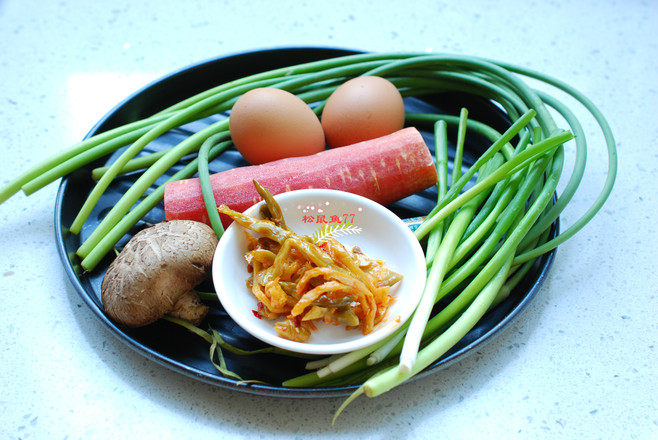 榨菜杂蔬蛋炒饭的做法步骤：1