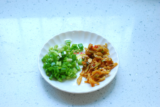 榨菜杂蔬蛋炒饭的做法步骤:3