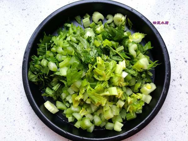 芹菜叶子炒鸡蛋的做法步骤：1