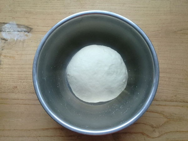 韭菜包子有窍门，韭菜鲜绿不变色，包子蓬松暄软的做法步骤：1