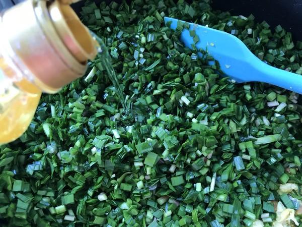 韭菜包子有窍门,韭菜鲜绿不变色,包子蓬松暄软的做法步骤:5