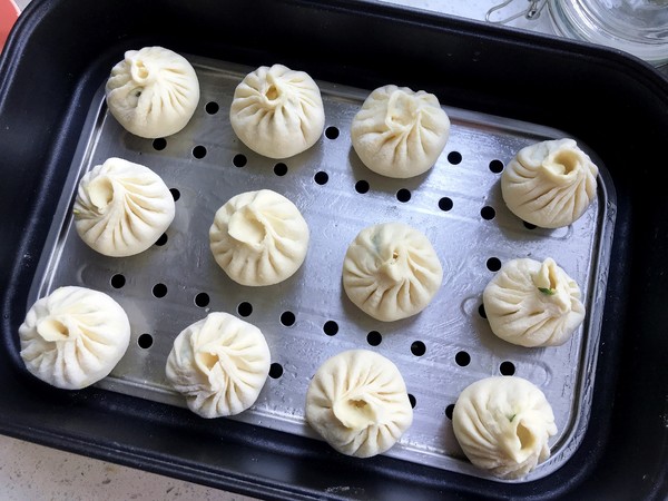 韭菜包子有窍门,韭菜鲜绿不变色,包子蓬松暄软的做法步骤:10