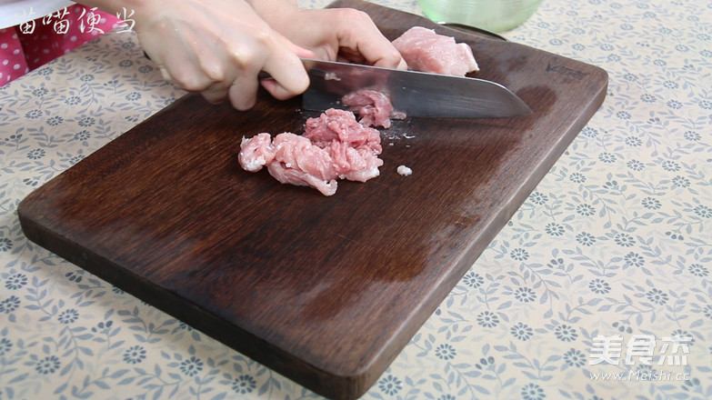 肉末鸡蛋卷的做法步骤:3