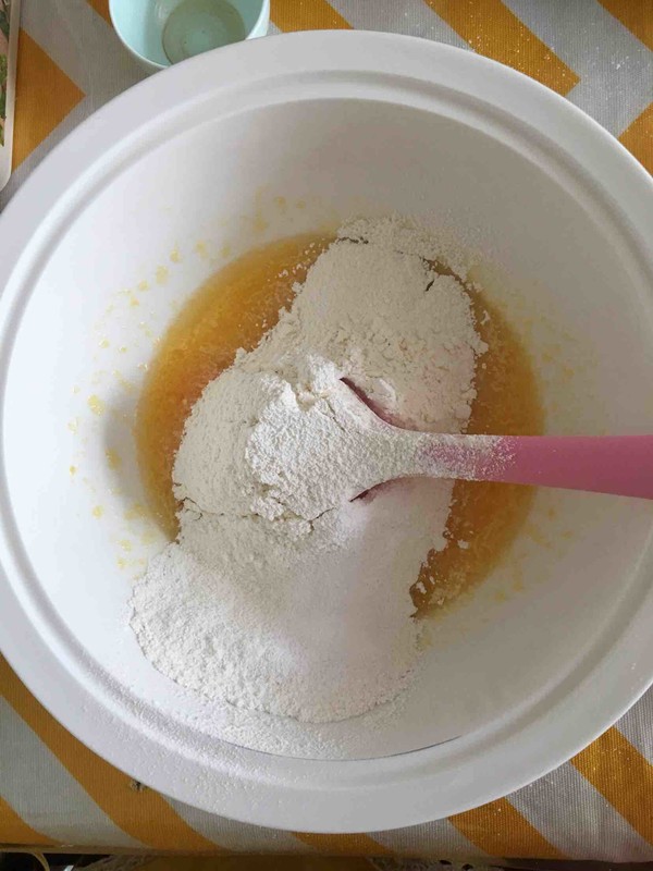 橙香戚风纸杯蛋糕的做法步骤:4
