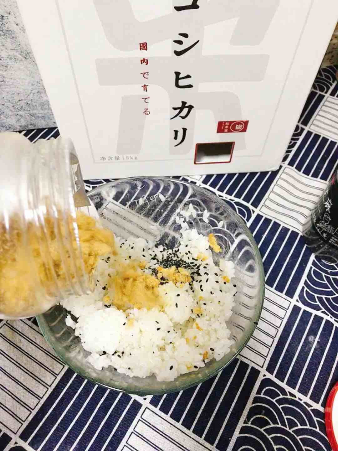 做法超级简单的美味鲜虾海苔饭团的做法步骤：4