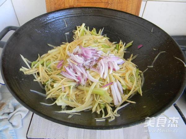 土豆丝炒芹菜的做法步骤:9