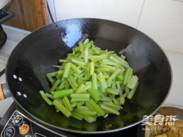 芹菜炒豆腐的做法步骤：8