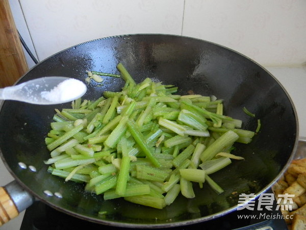 芹菜炒豆腐的做法步骤：10