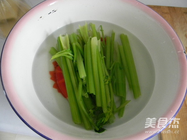 芹菜炒豆皮的做法步骤：1