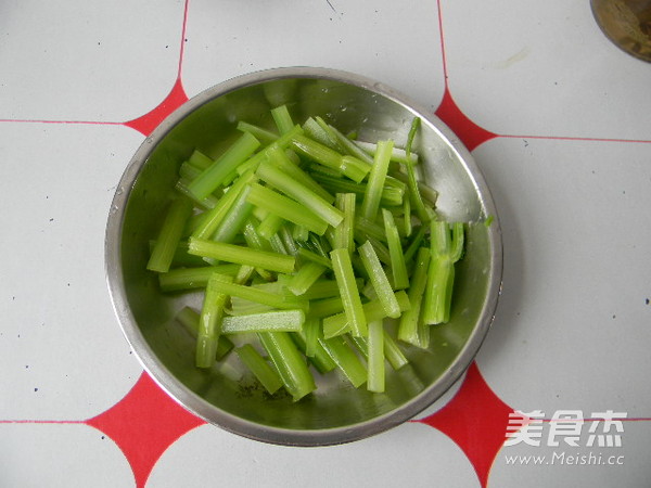 芹菜炒豆皮的做法步骤:2