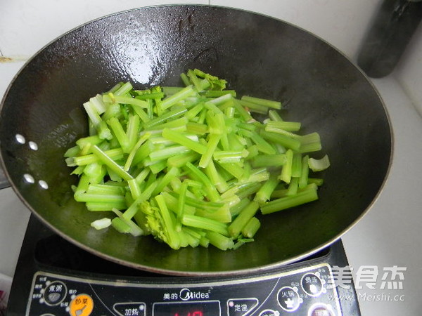 芹菜炒豆皮的做法步骤:6