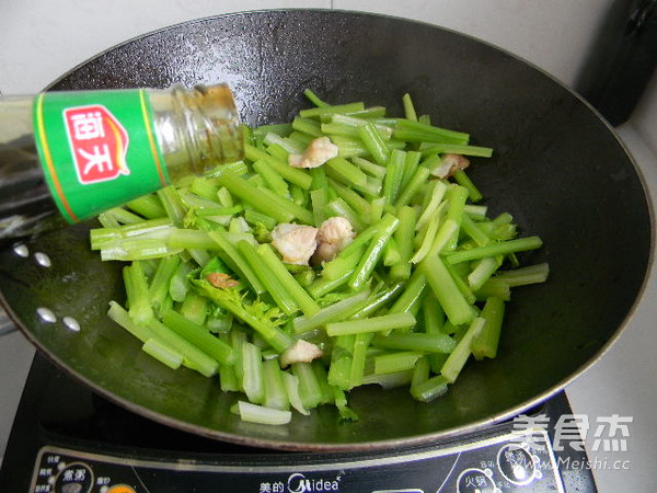 芹菜炒豆皮的做法步骤:7