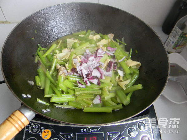 芹菜炒豆皮的做法步骤:9