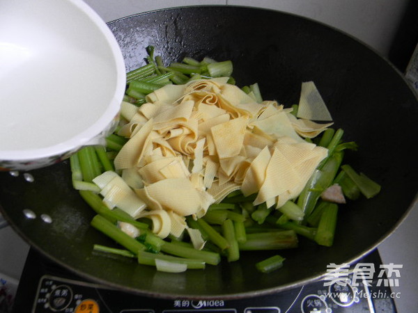 芹菜炒豆皮的做法步骤:8