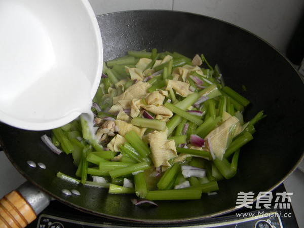 芹菜炒豆皮的做法步骤:10