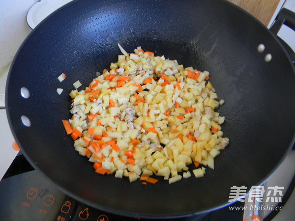 肉丁土豆意面的做法步骤:6