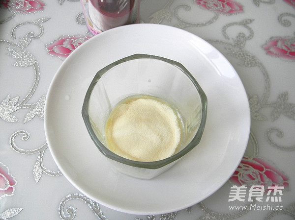草莓酸奶冻的做法步骤：1