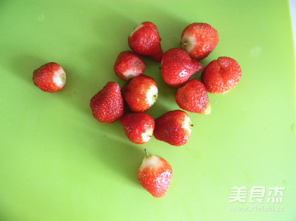 草莓酸奶冻的做法步骤:4