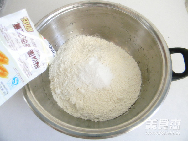 酸奶油条的做法步骤：1