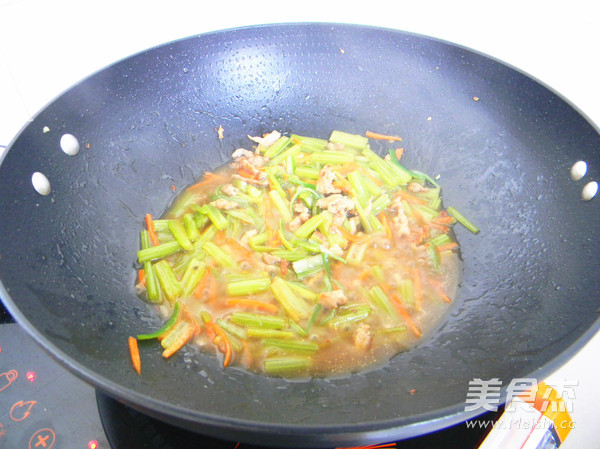 芹菜肉丝盖浇饭的做法步骤:9