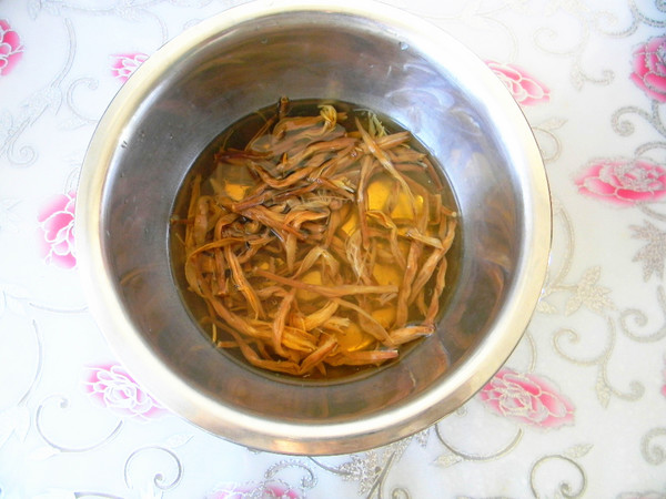 黄花菜鸡蛋酱的做法步骤：1