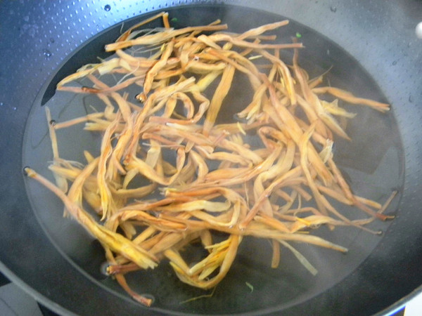 黄花菜鸡蛋酱的做法步骤:2