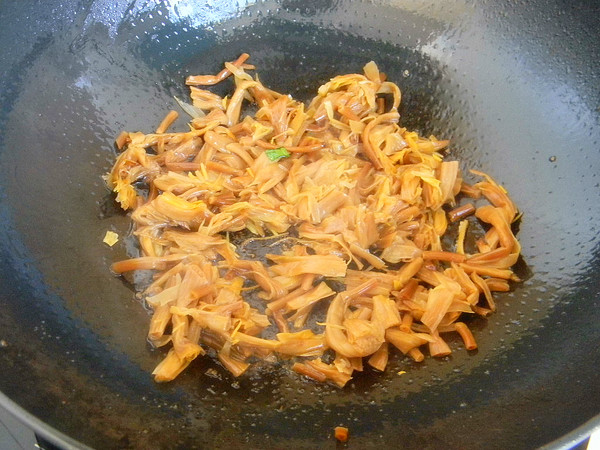 黄花菜鸡蛋酱的做法步骤:4