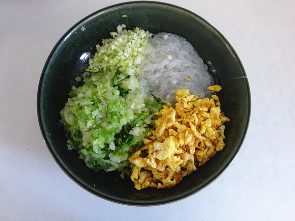 白菜鸡蛋馅发面包子的做法步骤:5