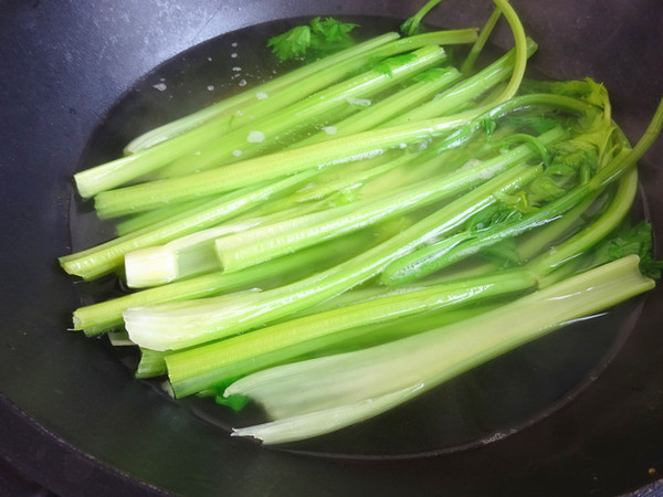 芹菜猪肉馅饺子的做法步骤：1