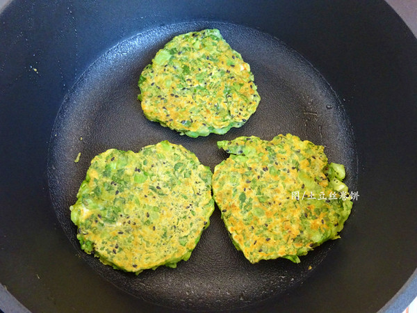 小白菜玉米饼的做法步骤：7