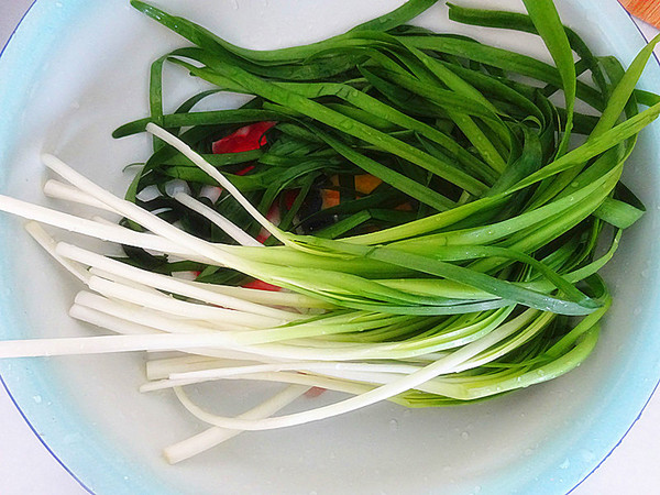 肉丝炒蒜苗的做法步骤：1