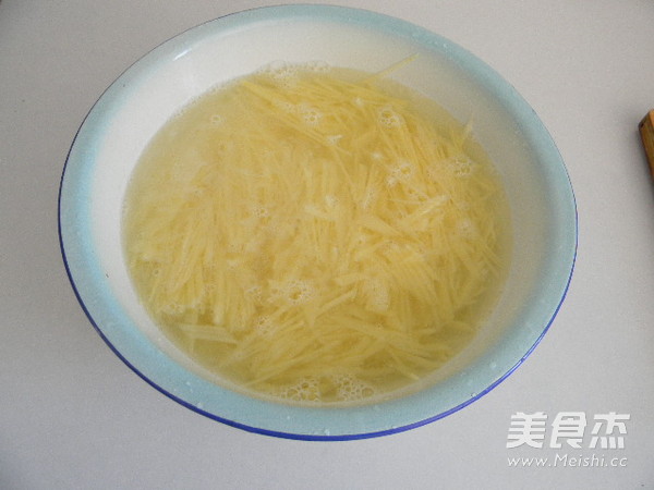 土豆丝炒芹菜的做法步骤：1
