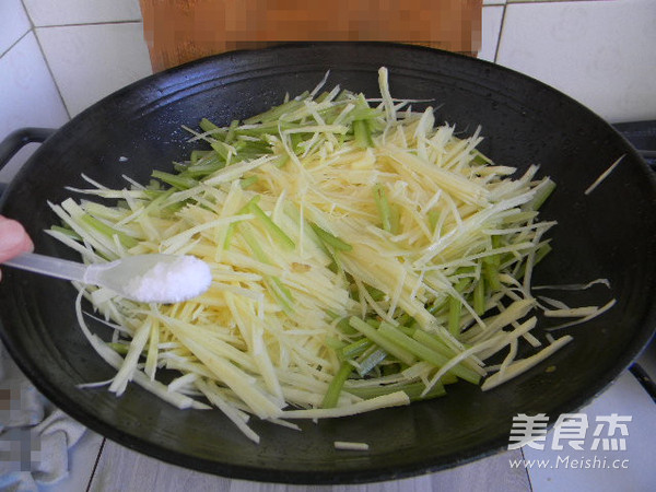 土豆丝炒芹菜的做法步骤:8