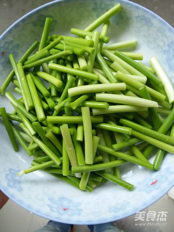 蒜薹炒肉的做法步骤：2