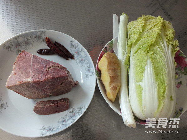 娃娃菜炒牛肉的做法步骤：1