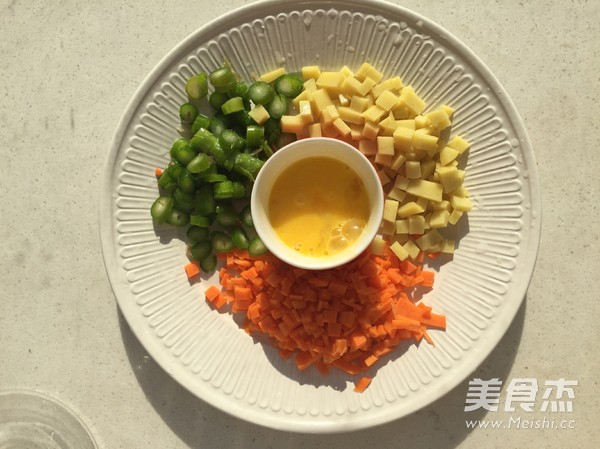 火龙果炒饭的做法步骤：1