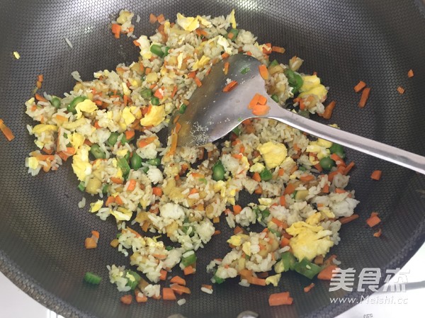 火龙果炒饭的做法步骤:4