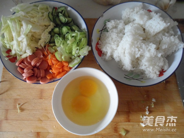 五彩蛋炒饭的做法步骤：1