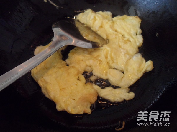 五彩蛋炒饭的做法步骤:2