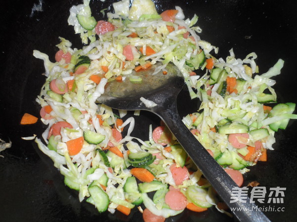 五彩蛋炒饭的做法步骤:3