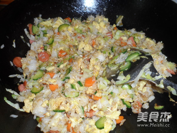五彩蛋炒饭的做法步骤:4