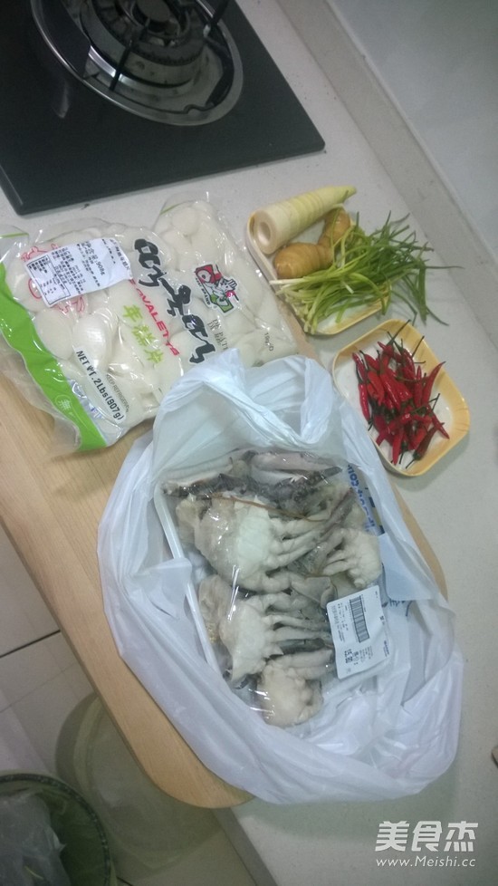 毛蟹炒年糕的做法步骤：1