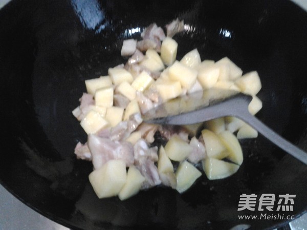 咸肉土豆炒鸡毛菜的做法步骤：2