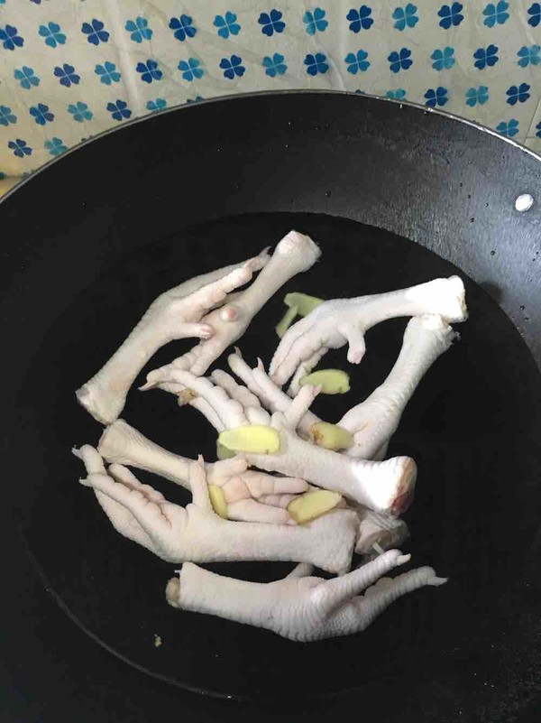 红烧鸡爪的做法步骤：1